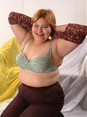 Naughty bbw pornstar gets rid of her clothes to play with her huge plump racks live